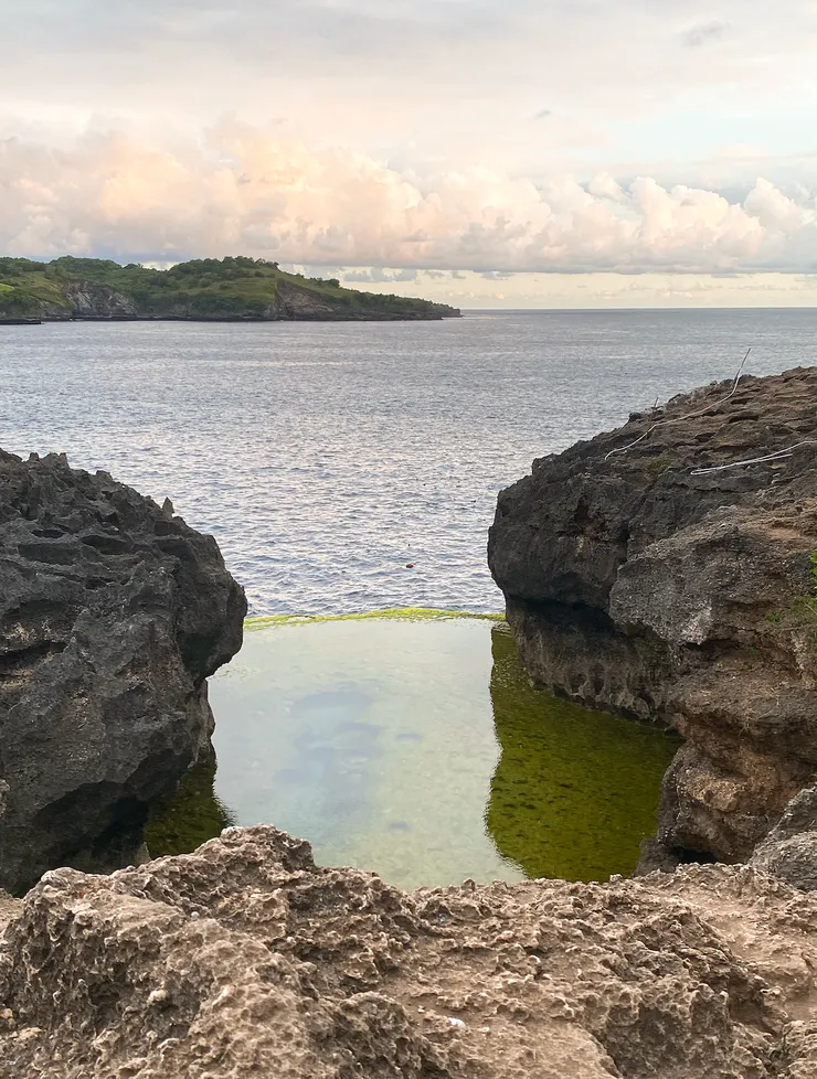 Broken Beach 這池碧泉映著海色也是相當美麗，可惜光線不佳