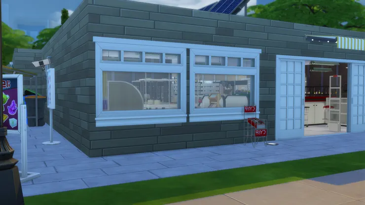 超市的窗不是貼了膠紙，便是買滿特價品的海報，讓人看不見裏面。