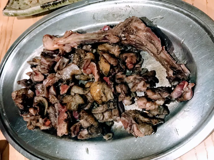 直火的腿肉入口的香氣會越嚼越香，充滿雞肉的魅力