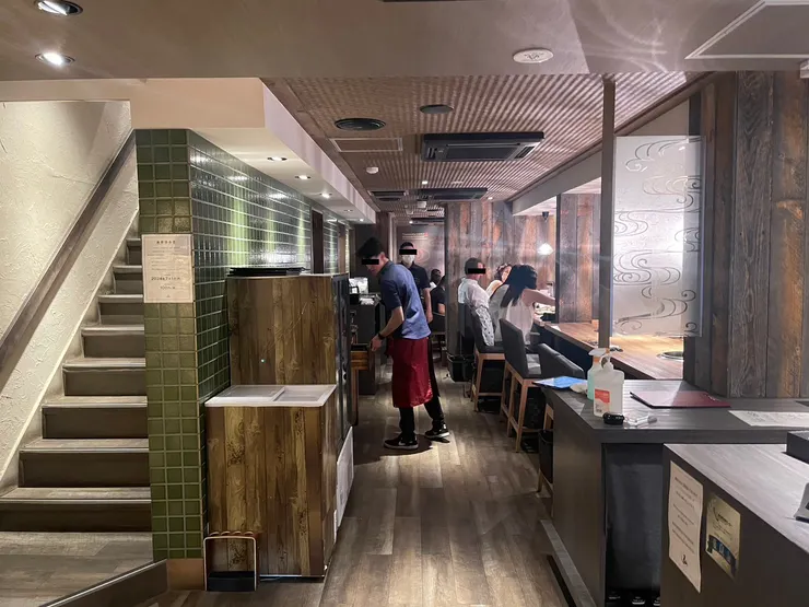 雖然是燒肉店，但聞不太到油煙味。一樓位子可以直視水道跟街道，滿有意思的