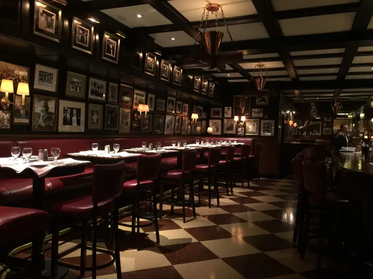 傳統老店的氛圍就是可以感受那種老式紐約百老匯的風情