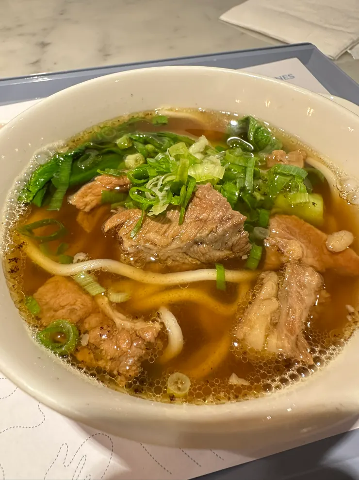 品嘗華航貴賓室出名的牛肉麵