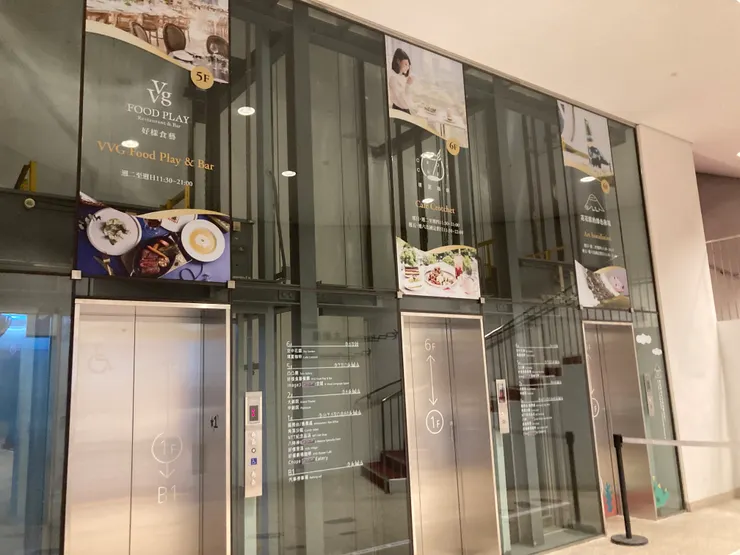 距離表演前還有很多時間，就帶小孩稍微逛逛歌劇院