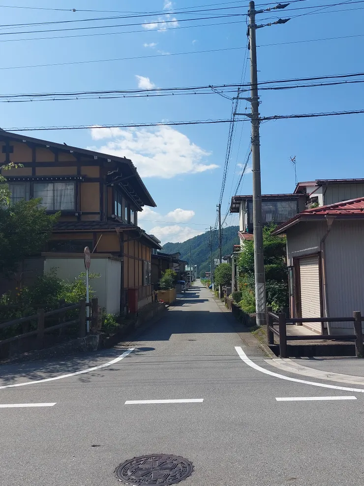 從大道路上隨興拍的小巷子，旁邊是兩排整齊的小木屋不斷地延續下去，有一種在金澤跟高山老街閒逛的感覺，但不一樣的是街道上空無一人，自己可以幸福的獨享整條寧靜的街道！