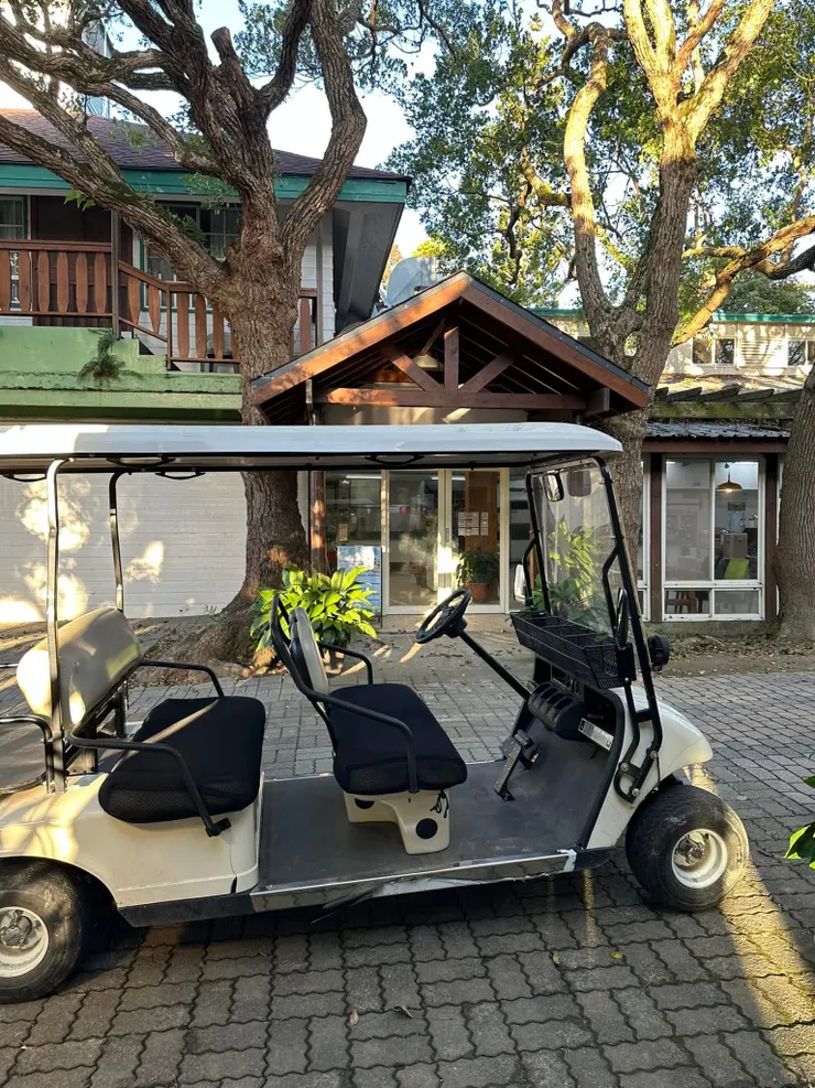停車場停車後由高爾夫球車協力運送至check in 住宿處