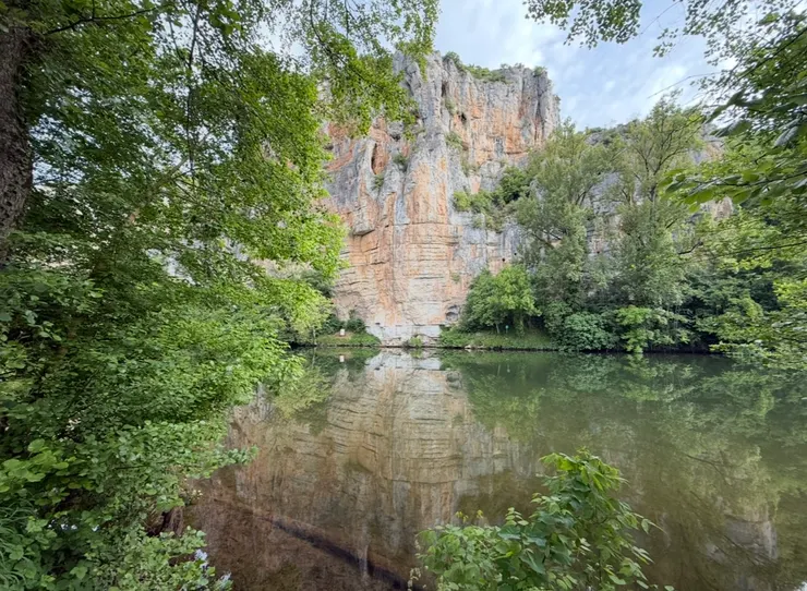 離壯觀的峭壁越來越近了
