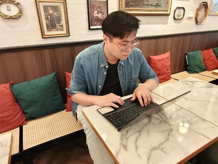 Kenny 是一名軟體工程師,也是「齊文藝室共享空間咖啡廳」的常客。