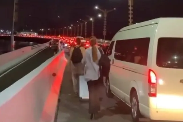 2023 年 12 月底，由於峇里島機場高速路嚴重交通擁堵，車子一動不動，遊客從收費公路步行前往國際機場趕航班。