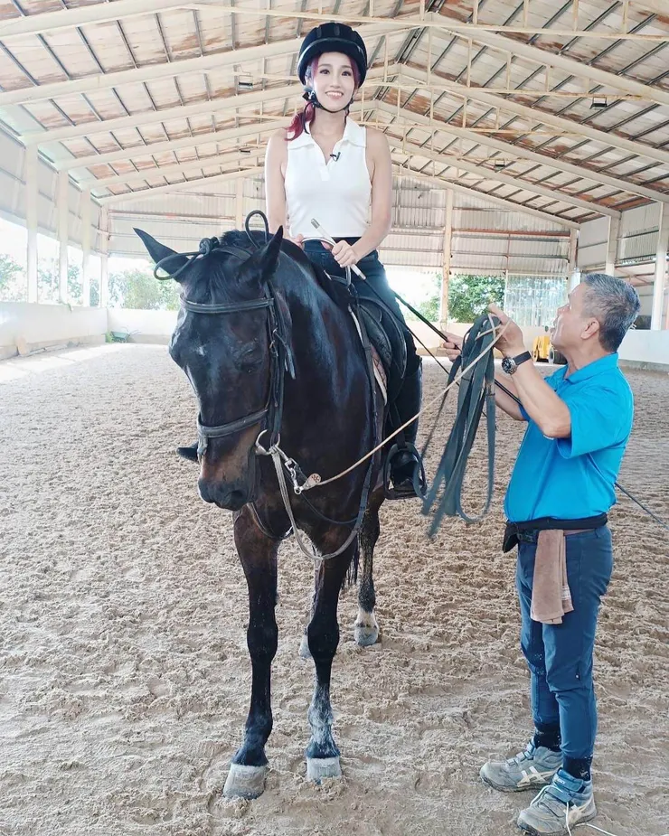 照片為節目主持人及製作人黃芓期(左)體驗人生第一堂馬術課，山海觀馬場經營者謝煥祥(右)親自指導教學。
