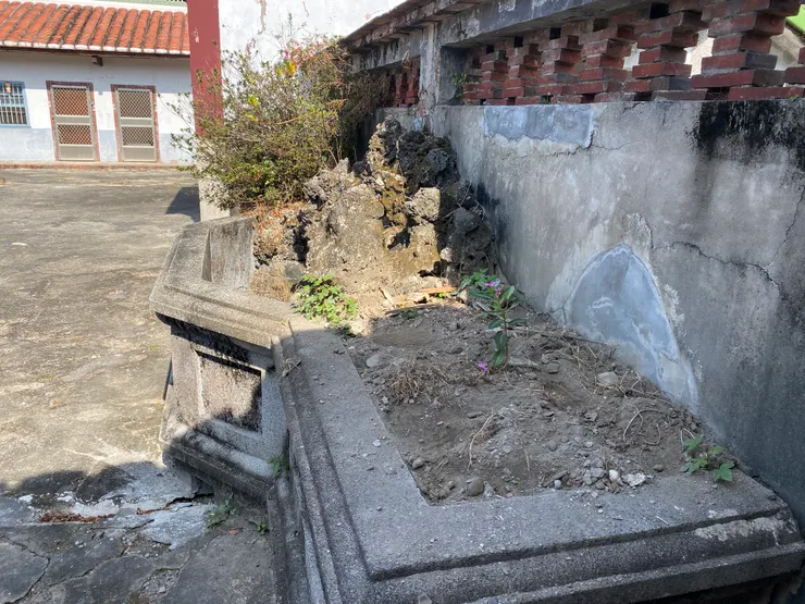 屋前的半月形小花台