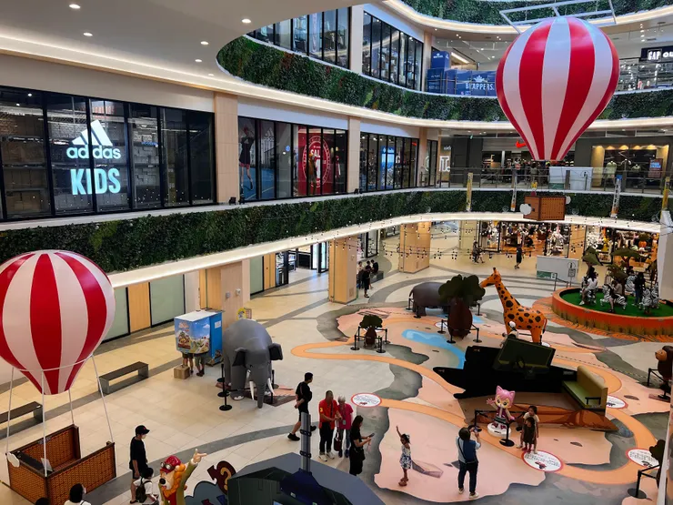 三井OUTLET暑假的門廳親子樂園佈置