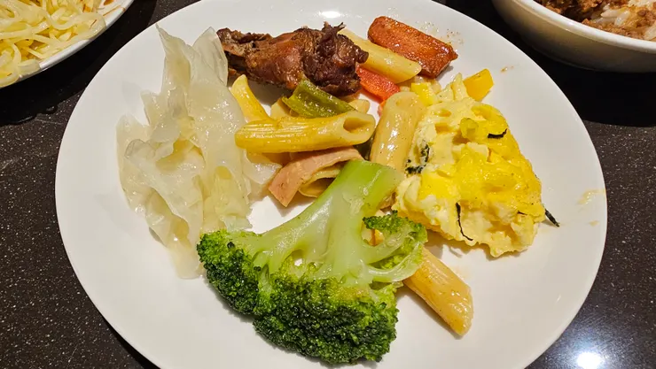 有小雞腿也有筆管麵!青菜也沒少!