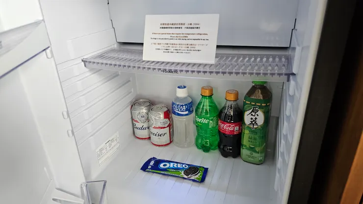 生日壽星住房專案的噱頭之一還有房間冰箱內的零食和飲料都能免費吃喝!
