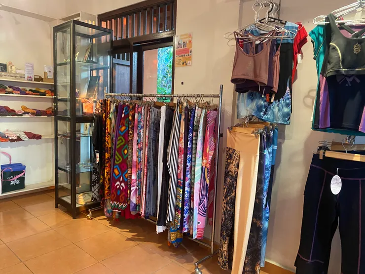 這邊也有商店,有販售瑜珈服跟一些精油產品