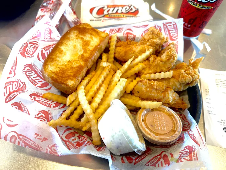 飯店對面的Raising Cane's 算是很好吃的速食餐廳了