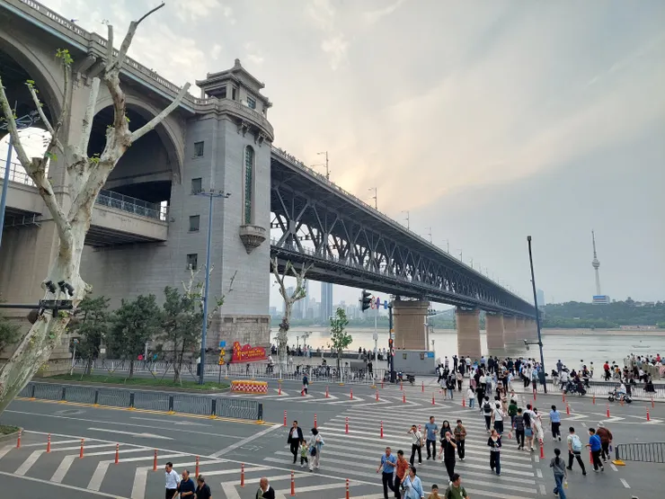 眼前就是鐵路、車輛兩用之武漢長江大橋。