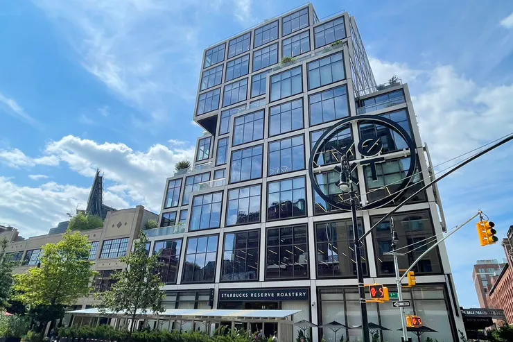 NEW YORK ROASTERY 外觀非常時尚，建築也像一堆積木堆疊在一起