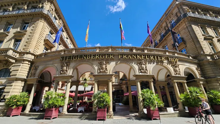 建於1876年的施泰根博閣法蘭克福霍夫酒店,想必它也曾見證過羅斯柴爾德家族當年的榮光。
