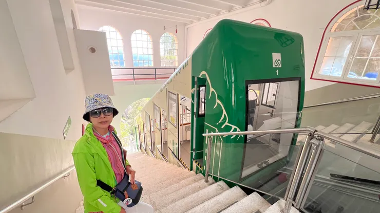 Santa Cova Funicular (lower station) 聖科瓦索道纜車車廂