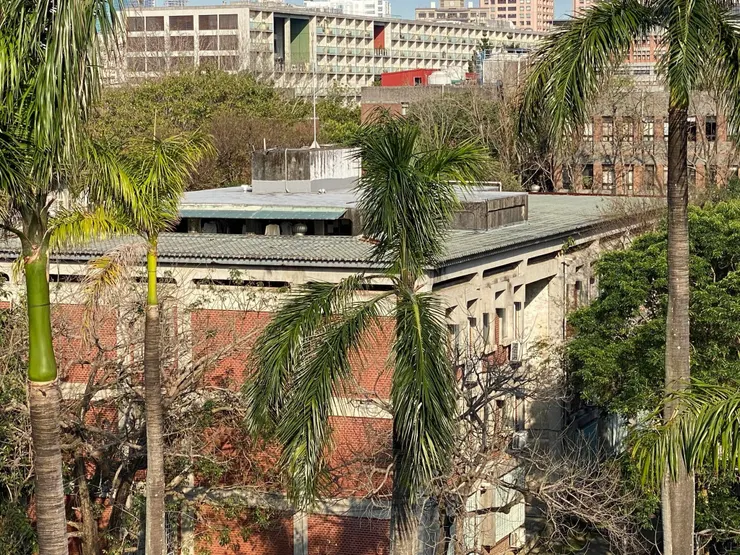 從生化所高處眺望女九舍，現已加裝了鐵皮屋頂
