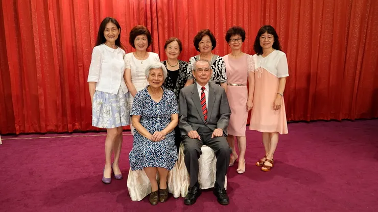 2919年七月，在校長的九十壽宴，我（後排右三）與校長與師母合照。