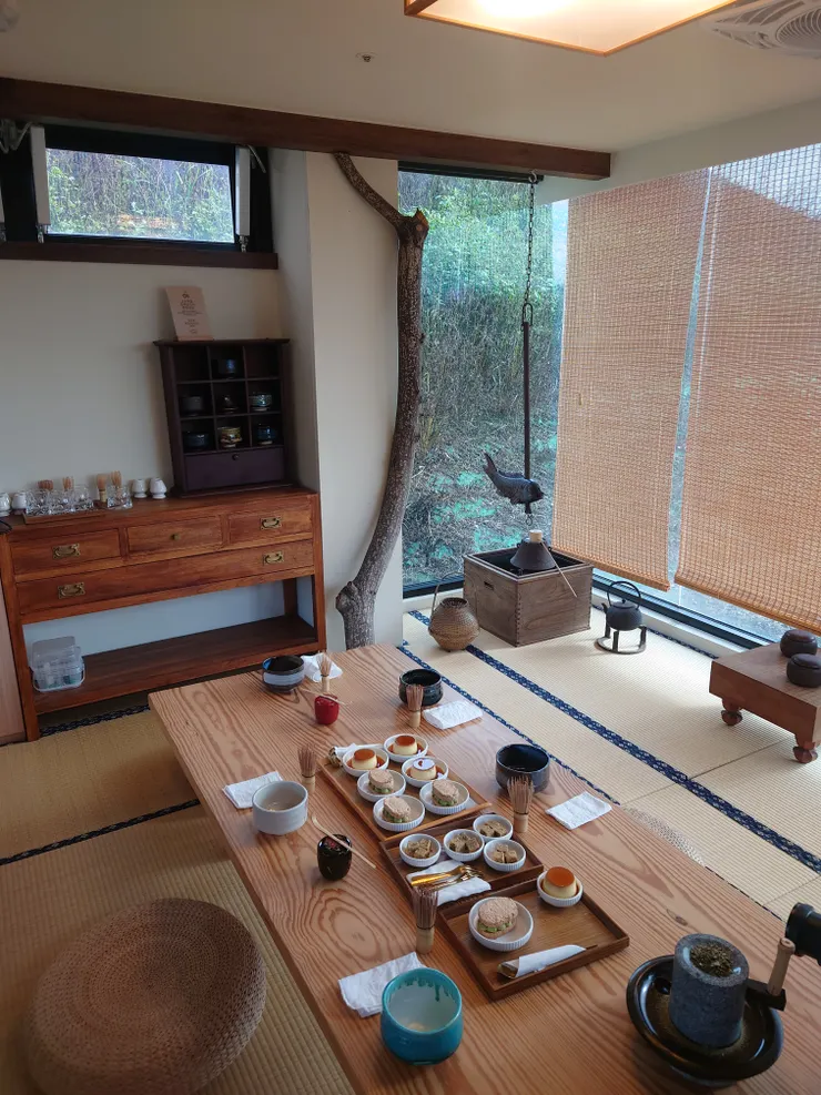 桌上擺好了我們的茶具與茶點