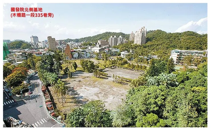 革實院北側，今永建國小及附近豪宅大樓（圖片來源：不當黨產處理委員會）