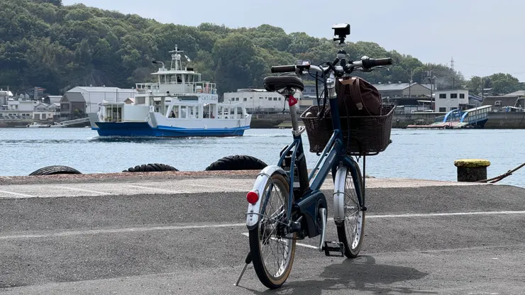 對岸向島，就這麼近！圖中左側的船就是我們等著要搭的渡船。