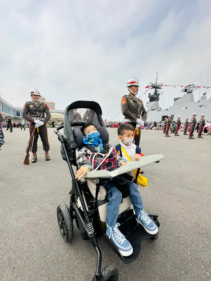 每一段表演一結束，自己抓緊時間靠過去合照。