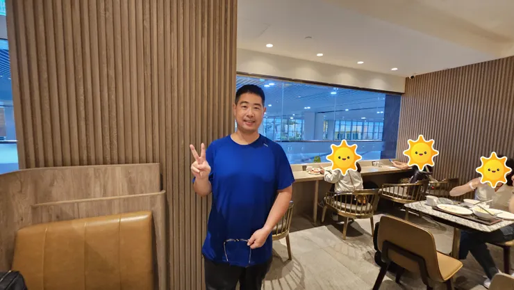 澳門國際機場環亞貴賓室也有我身後那種獨立的單人座位!