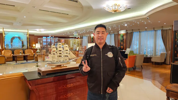 我在台北長榮桂冠酒店的大廳!我左手邊是大廳的桂冠廊!可以喝咖啡和吃蛋糕!