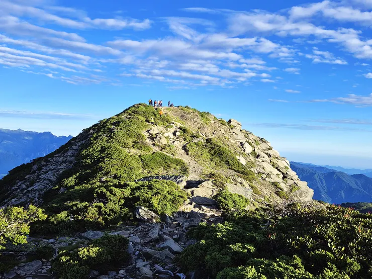 ▲南湖大山三角點上的山友