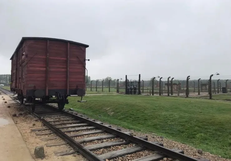 沒有窗戶的車廂，塞滿了上百被擄的人