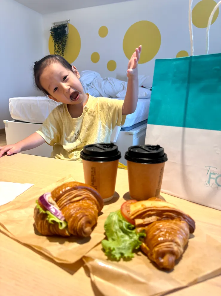 蹦比起不來，幫他外帶美味可頌回房吃～