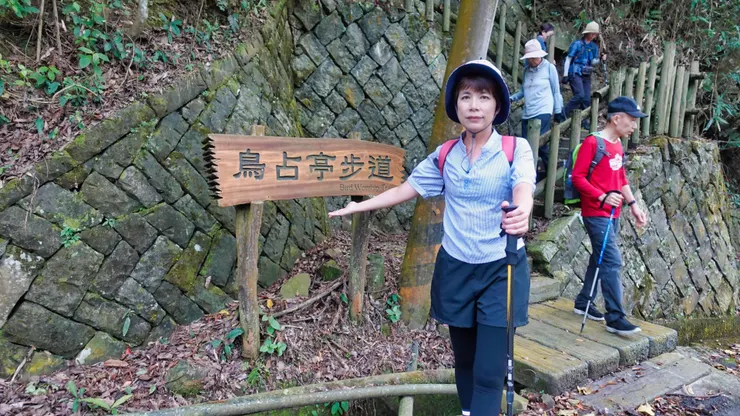 鳥占之鳥,即最常見之繡眼畫眉。相傳牠能通靈,是勇士變成的;