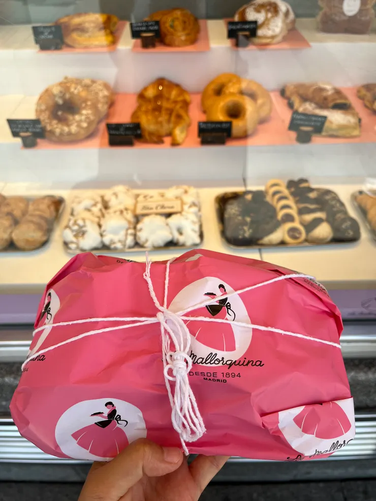 包裝是很傳統的用繩子綁，包裝紙很可愛。拿到外面忍不住立馬打開站著吃，但這樣的包裝實在很容易掉，要小心~~