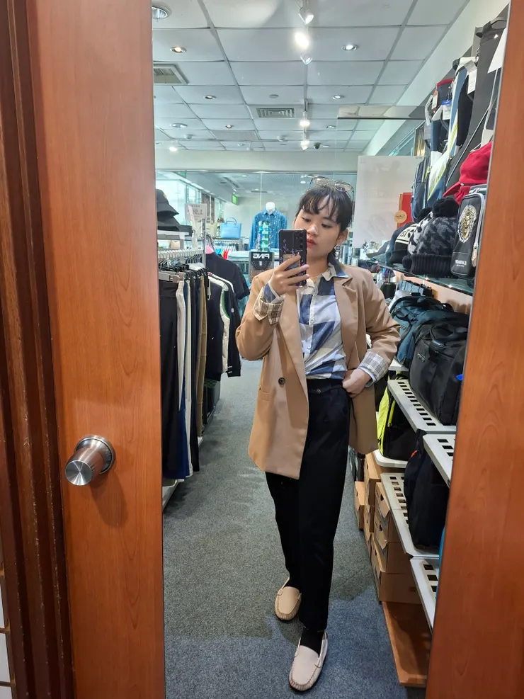 如果想強化對比色，也可以在穿上卡其色系的大衣外套時，裡面穿上色系柔和的寒色調上衣