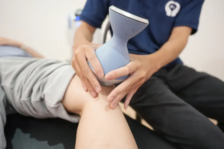 徒手技術結合震波治療解開膝蓋的沾黏
