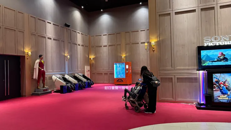 「被相信」可能喜歡看電影這件事，所以帶出門體驗。