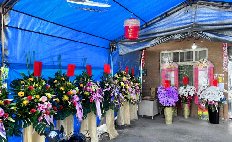 心情故事花房：台南喪禮蘭花、羅馬柱及各種喪禮用品的專業選擇，提供迅速服務與網路諮詢"