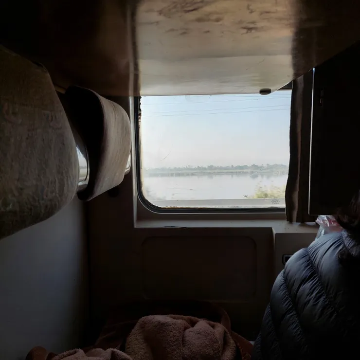 夜鋪火車包廂內