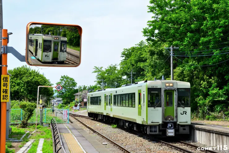 因為連車站可能都沒有站務員，所以在列車前方會設置鏡子讓司機確認乘客是不是都已經上下車完畢
