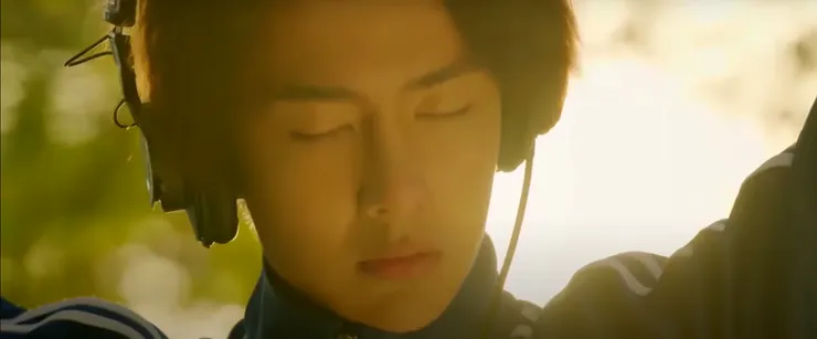 春風醉人,陽光和煦,少年低眉斂目,純淨明媚又美好。