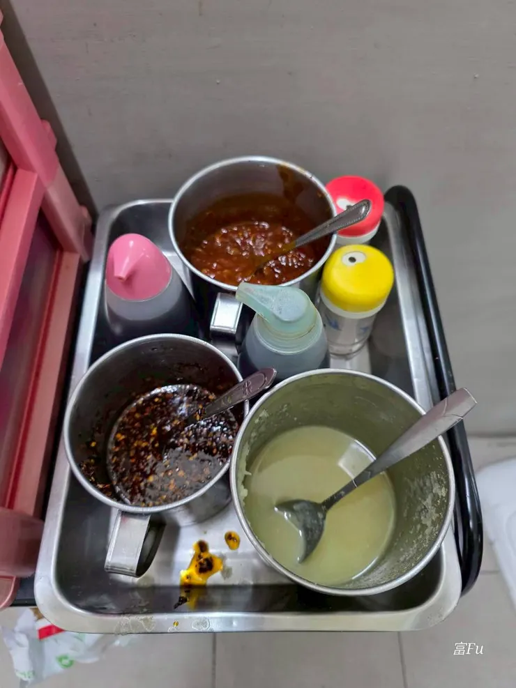 身為一個蒜蒜人看到醬料區有蒜泥,無蒜不歡,不過它們家的我覺得偏水水的,但還是要加爆。