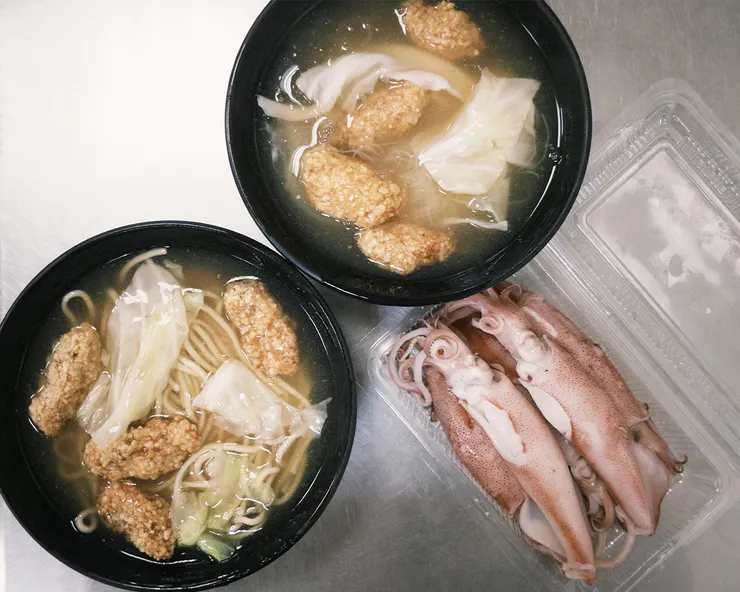 澎湖味土魠魚羹麵與市場現買的新鮮川燙小捲。