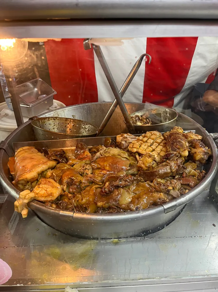 整鍋看到的滷肉都可以做taco，再自己調味加醬加辣加檸檬