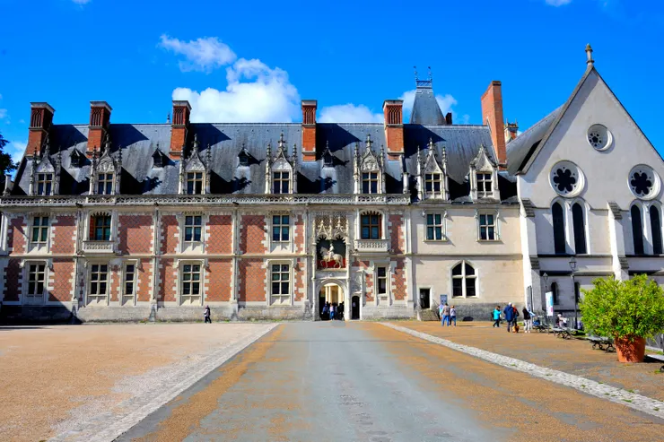 【正門面向廣場路易十二挺坐馬上！這就是歌德式的了。】