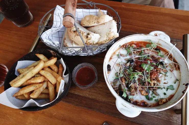 夏卡蘇卡北非烘蛋 Shakshuka(蛋奶素) + 佛卡夏與薯條  |  NT.300