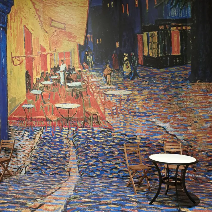 ▲此次展覽將這個夜晚露天咖啡座名作，製作出一個大背景並附上桌椅，讓觀展民眾可以在此拍照