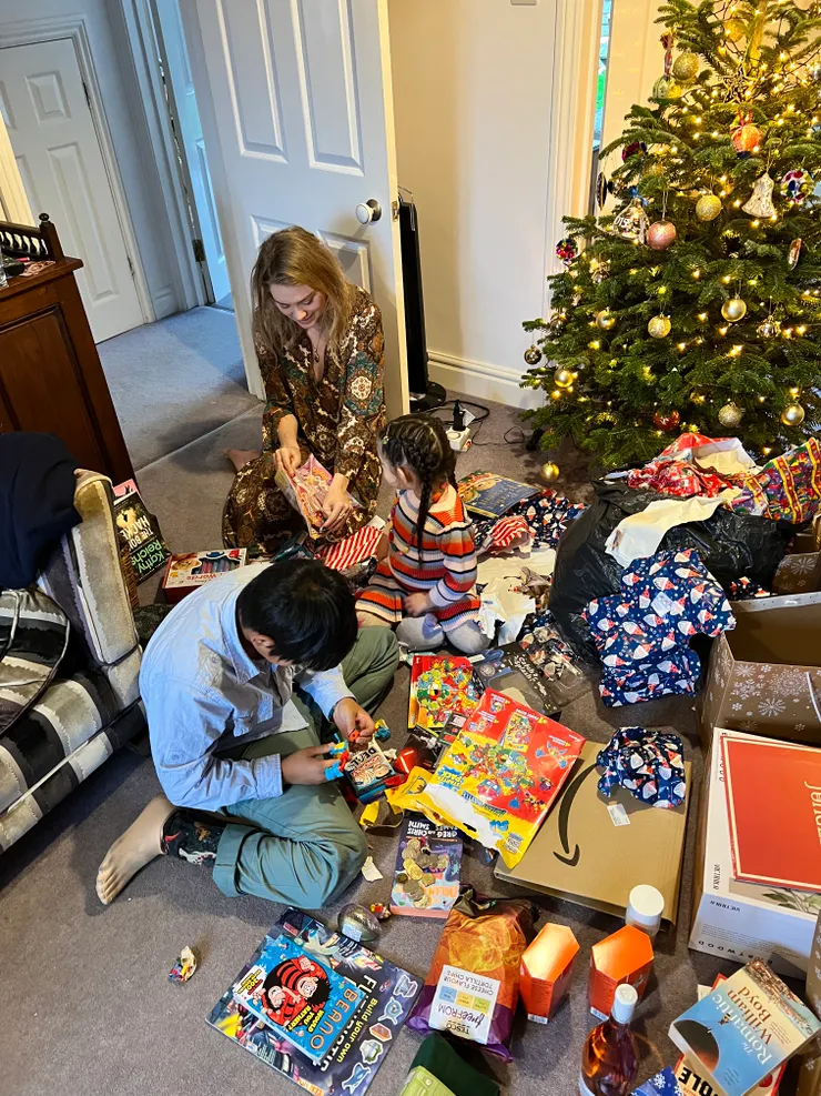 多到淹滿lounge room的孩子們禮物